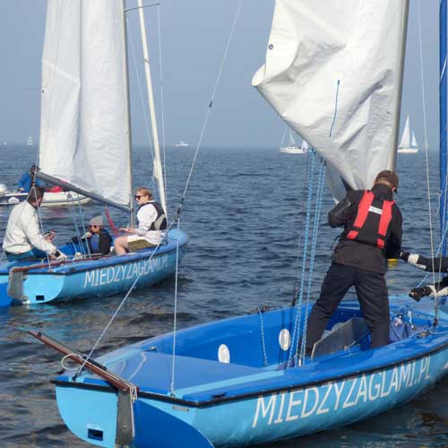 Czartery Jachtów na Zalewie Zegrzyńskim - Między Żaglami